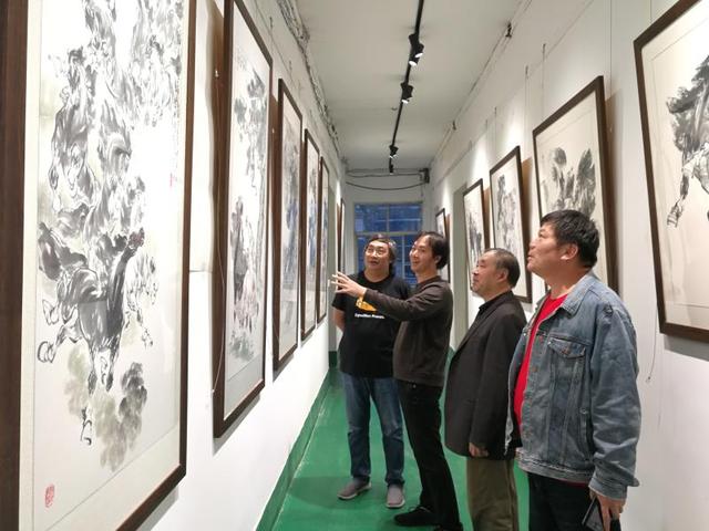 纪凤鸣画马工作室入驻德州窑红绿彩艺术国际生活小镇