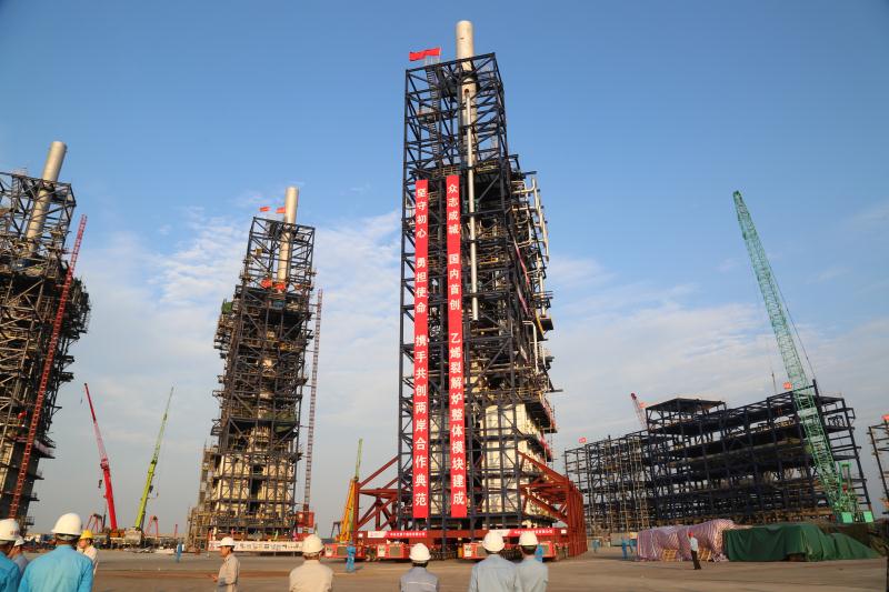 国内首台裂解炉整体模块平移800米安全就位