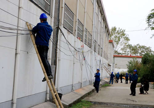 郯城县高峰头镇：理顺街头“蜘蛛网”打造美丽新农村