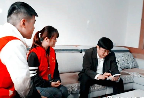 郯城县委副书记、县长王立军参加第七次全国人口普查登记