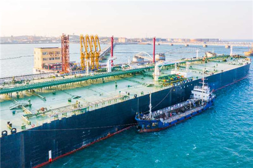 新突破！山东港口青岛港正式开启大型油轮在泊位供油服务