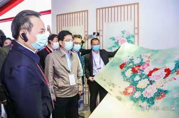 省长点赞！菏泽巨野工笔牡丹画进博会上放异彩