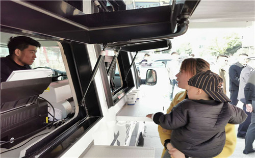 “e动车管所”    上门服务忙