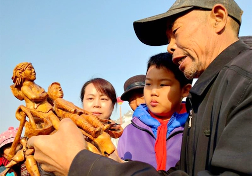 郯城：“红色木雕”惊艳小吃文化节