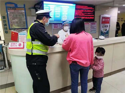 青岛：交警帮酒司机就医后，开出罚单