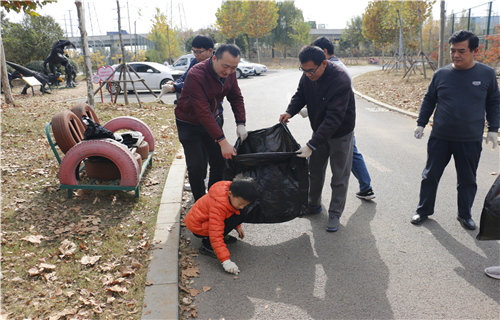 用奉献展现党员风采 用劳动扮靓滕州秋天
