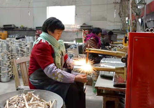 郯城县泉源镇：脱贫路上“铁艺”绽放致富花