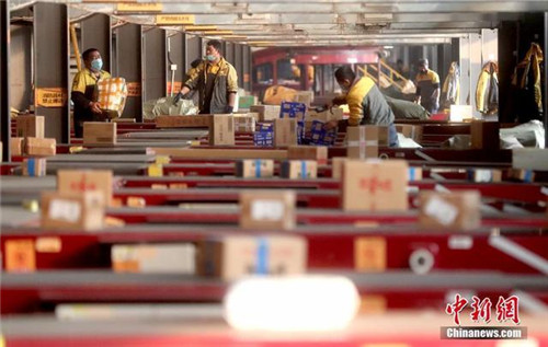 “双十一”快件创历史新高 探访快递“物流基地”