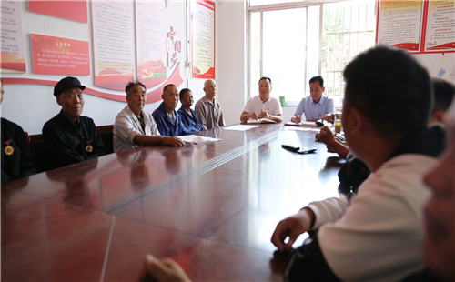 村里住下“张书记”