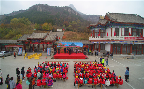     抱犊崮下读华章      抱犊崮举办森林阅读文化节 为学生开启天然课堂