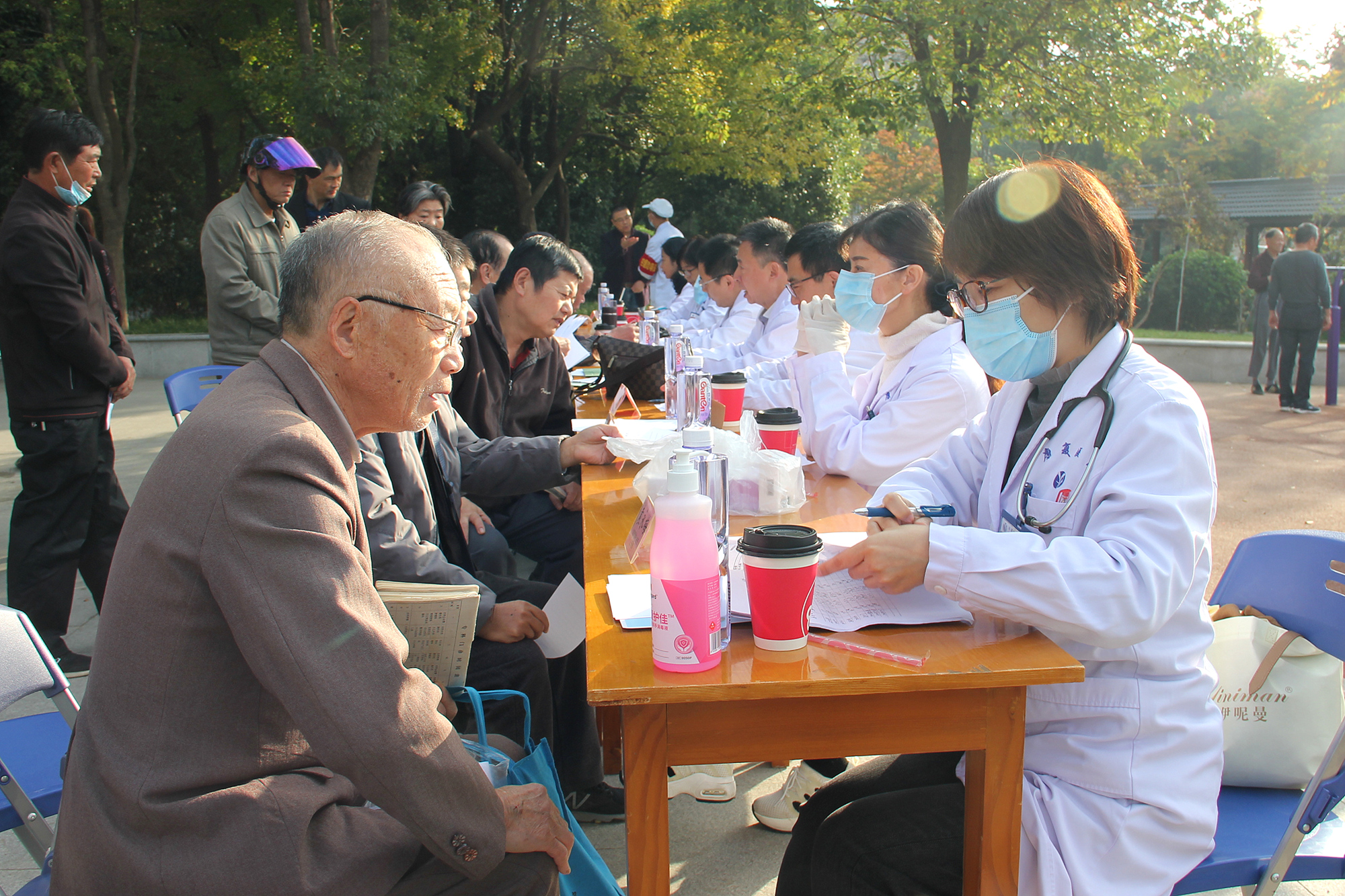 市老年康复医院义诊送健康