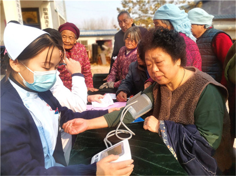 送医送药送健康，扶贫义诊暖民心