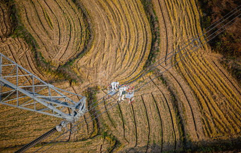 我国首次在世界最高电压等级特高压线路上开展直升机带电作业