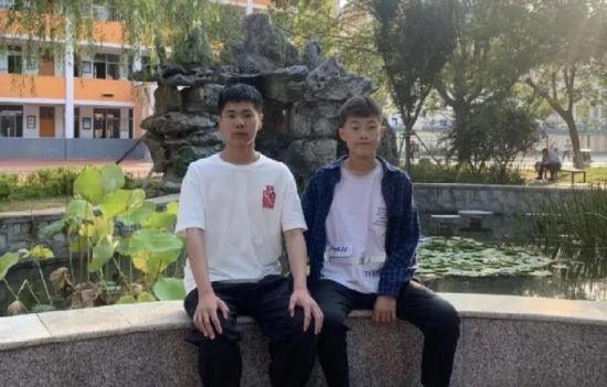 骑车女子不慎坠河 两