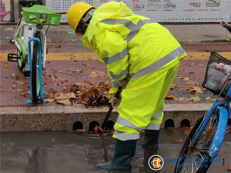 雨天坚守岗位 保障市民出行