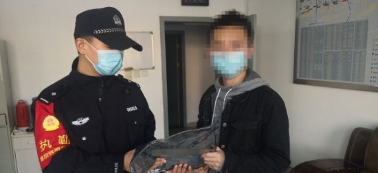 老人将30万元芯片当废品 铁警助外地小伙找回