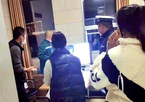 郯城：关键时刻，高速交警紧急救助！