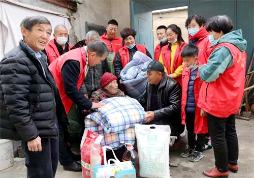 小雪至,爱心到!郯城志愿者情暖贫困户