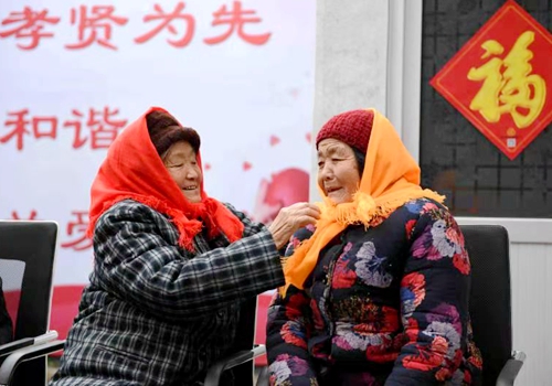 山东郯城：“空巢老人”巷长之家温暖过冬（组照）