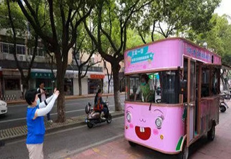 昆山首辆垃圾分类流动服务车“上岗”