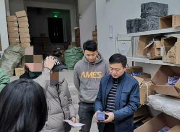 安徽首例直播带货售假被查处 执法人员在出租屋里查获正在分装的“三无”产品