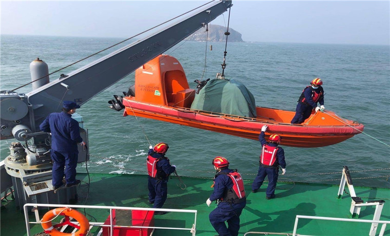 码头海岛起火？“青消一号”随时“开炮”