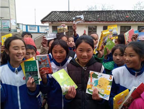 中冶宝钢讲述扶贫捐助四川凉山彝族学童故事