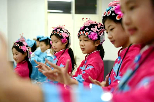 山东郯城：“柳琴戏”进校园（组照）