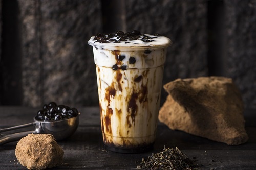 一杯跑腿费100元！武汉茶颜悦色门外排起长队 太火爆一人限购四杯