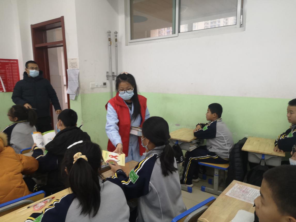 携手抗疫抗艾，共担健康责任德城区新华卫生院志愿者走进第四中学