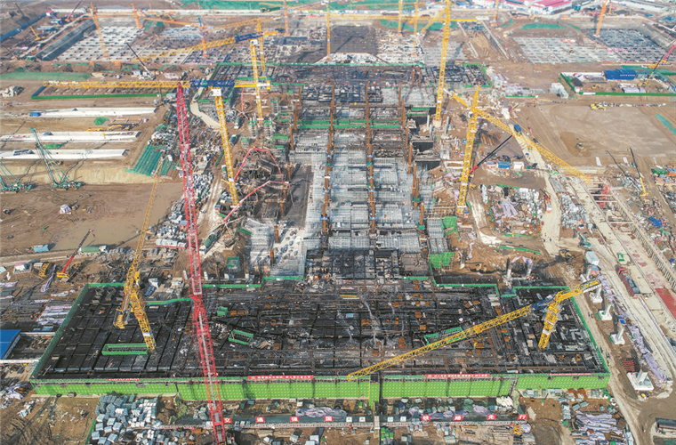 高铁菏泽东站：天寒难挡施工热