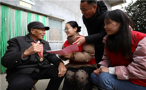 志愿者让党的十九届五中全会精神进村居