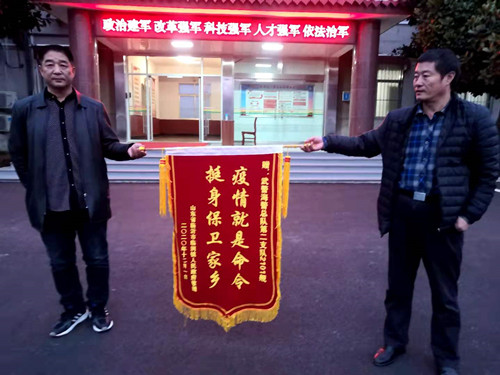 探亲军人勇担当 家乡“锦旗”来表彰
