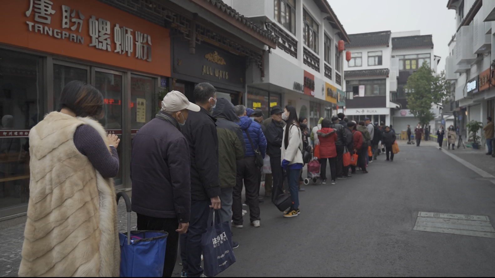 冬酿酒今日开拷！一条长龙啪就排起来了，很快啊......