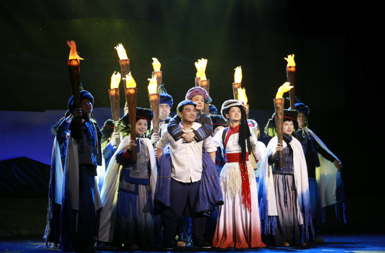 话剧《索玛花盛开的地方》：温情讲述江苏“时代楷模”感人故事