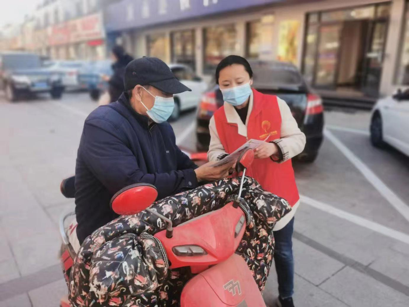 普惠你我·法治先行——沂南总工会开展“尊法守法·携手筑梦”系列普法宣传活动