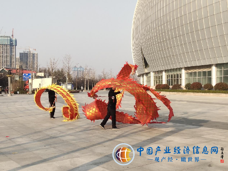 “彩带画龙” 菏泽市民舞出了精气神