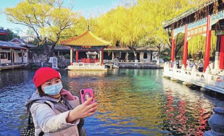 冬日趵突泉水位不断攀升成功“脱黄”喷得欢