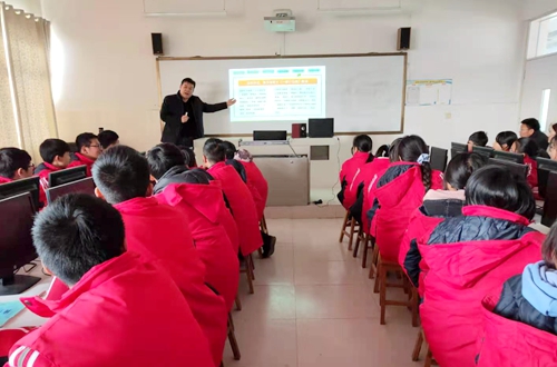 教育专家梁恕俭到郯城县泉源镇初级中学讲学