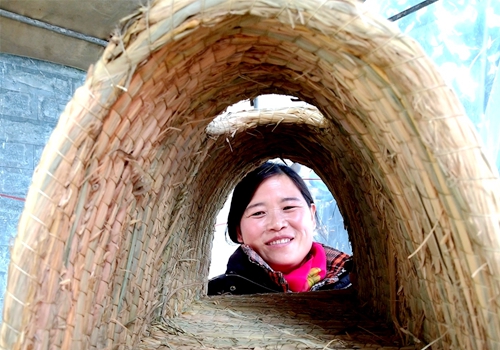 郯城：稻草变身工艺品 每年创收2亿元