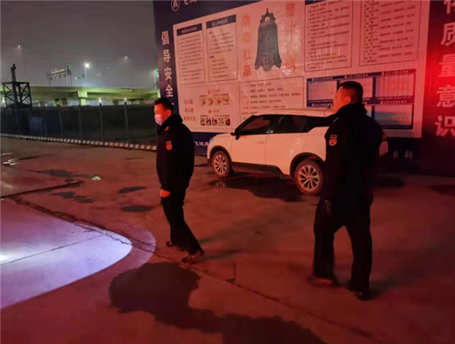 冬夜寒风冷刺骨 污染防治不松懈 银雀山街道城管中队夜勤分队寒冬坚守辖区 只为守护美丽城市