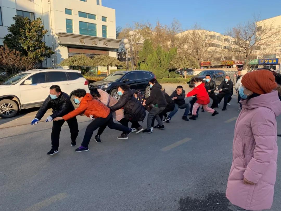 德州市中心血站开展迎新春拔河比赛