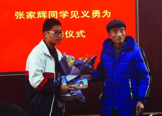 冬夜醉汉纠缠一对母女 扬州少年充当防护墙