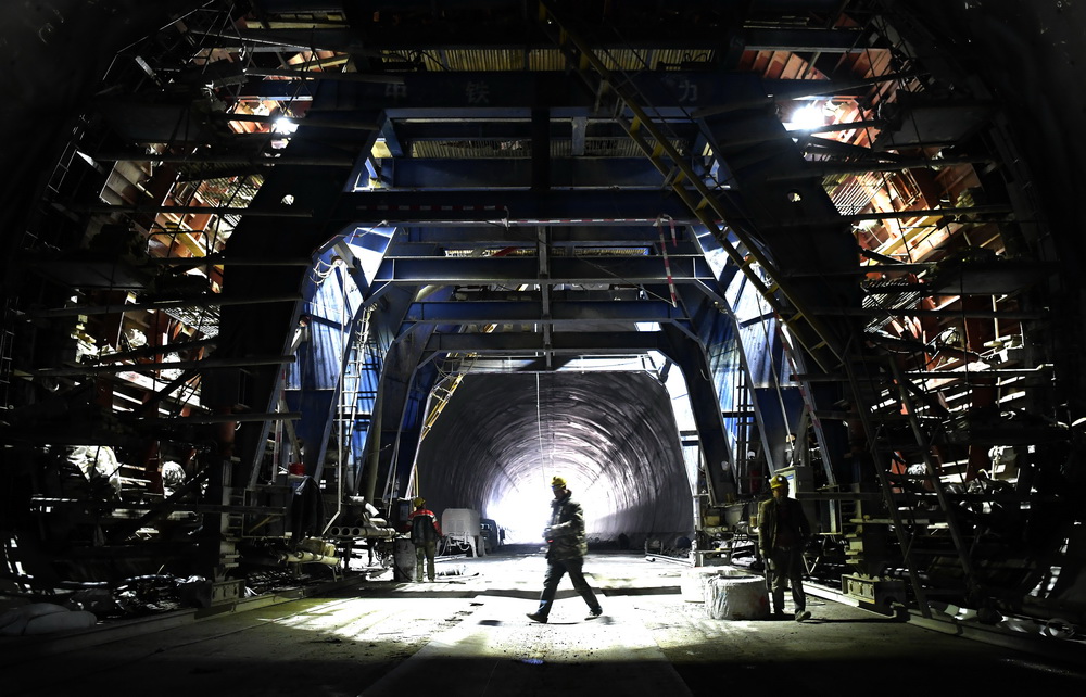 黄黄铁路全线最后一座隧道顺利贯通