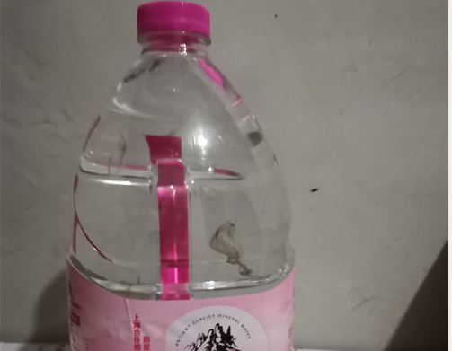 市民求说法！未开封的崂山矿泉水桶内出现大量黑色絮状物 