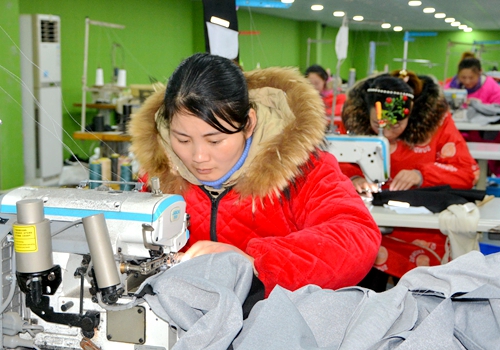 郯城县归昌乡：扶贫车间忙就业增收稳