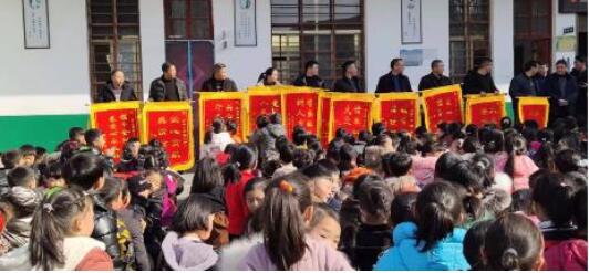 河南南召皇后乡：爱心企业齐出手，捐资助学献爱心