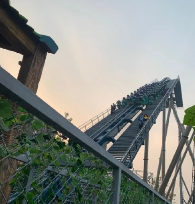 南京欢乐谷过山车停机 32名游客停在半空