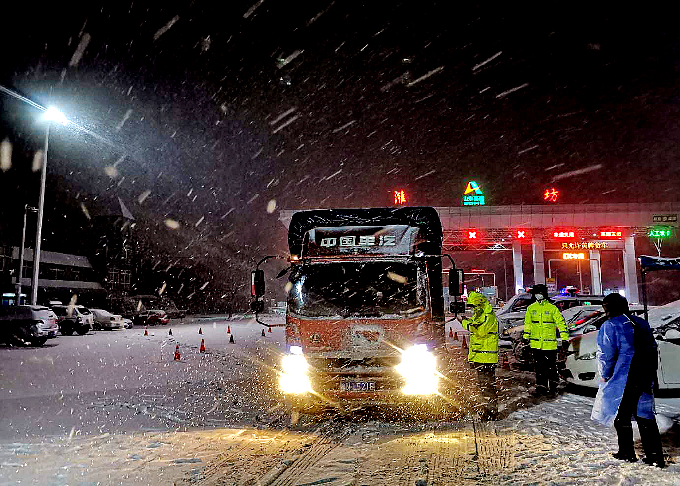 山东交警全力应对雨雪天气保畅通
