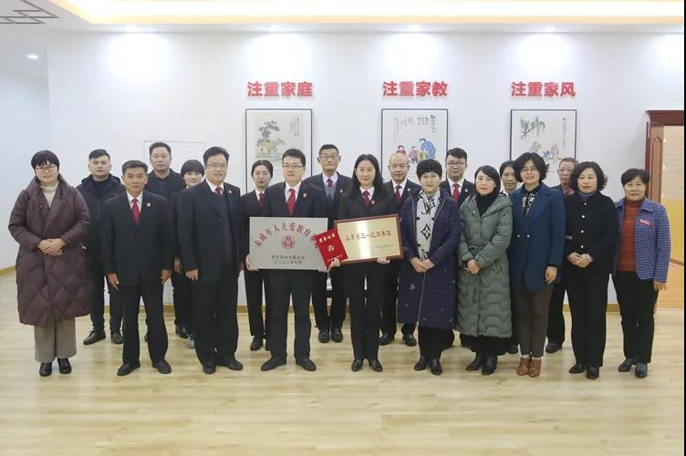 枣庄市妇联一行到滕州法院开展“送奖下基层”及妇女儿童维权调研工作